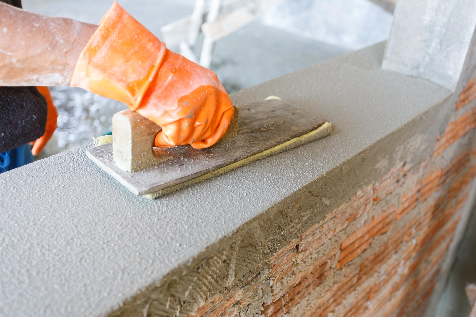 Finitions d'un mur en briques