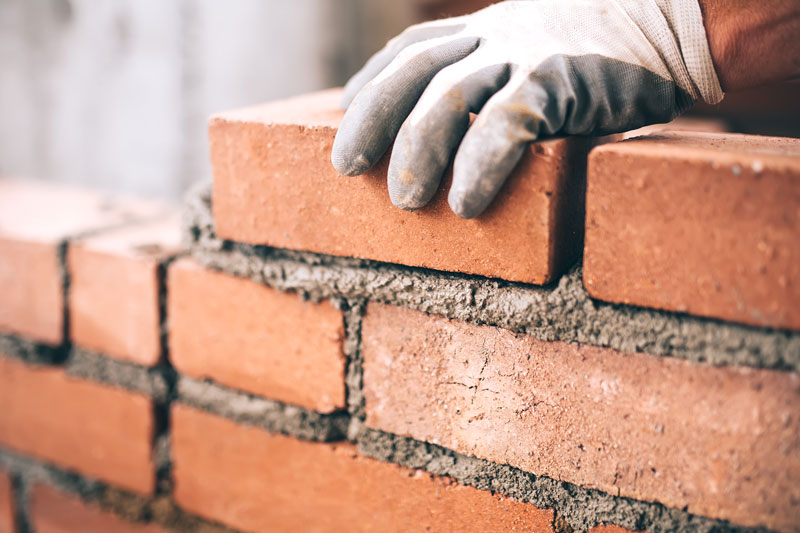 Construction d'un mur par un professionnel