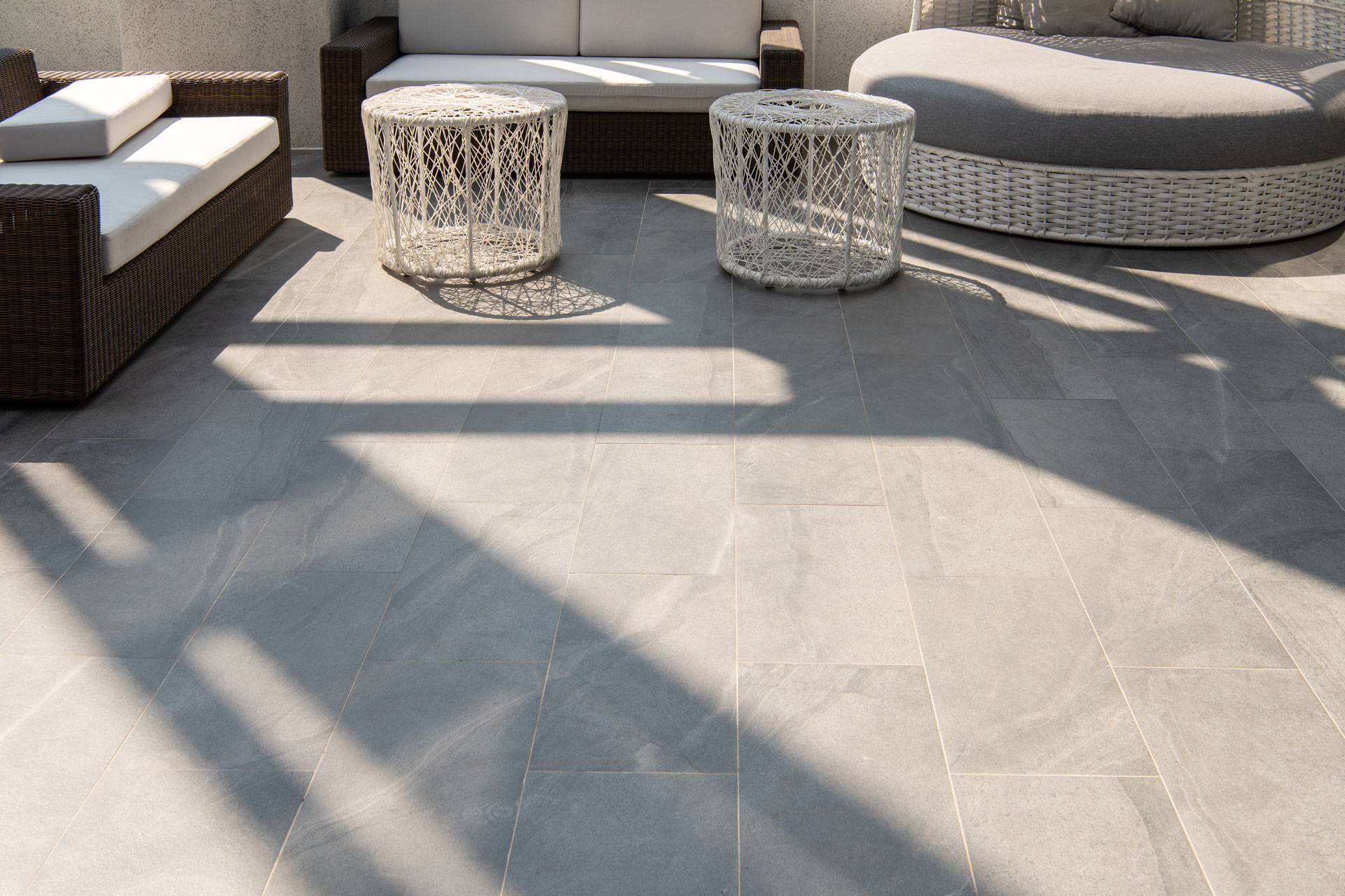 Pose de carrelage gris clair