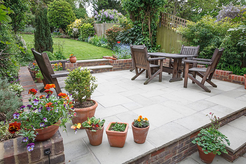 Terrasse avec une table et des chaises avec vue sur le jardin